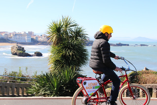 Balade avec le vélo électrique Pedego devant la plage de Miramar à Biarritz.