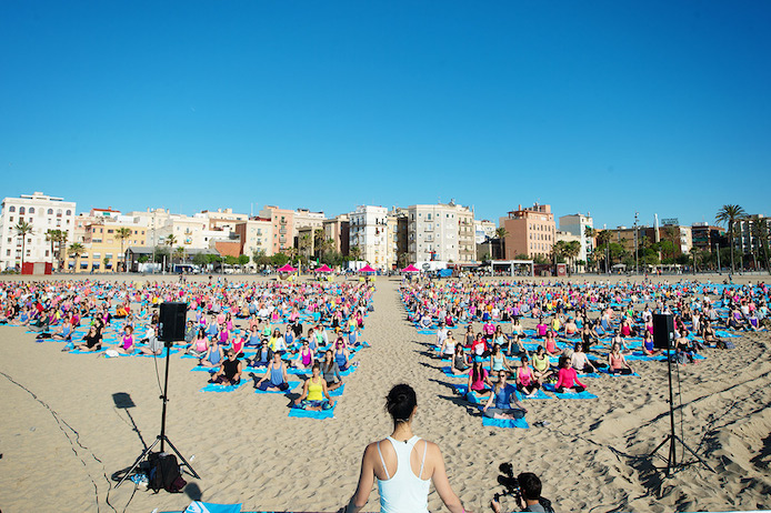 Cours de yoga sur la plage de Barcelone lors de la tournée mondiale Roxy #RunSupYoga.