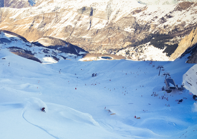 Freeride dans la station de ski de Gourette dans les Pyrénées.