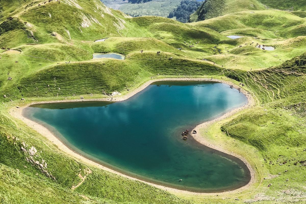 Lac du Montagnon d'Iseye en forme de coeur dans les Pyrénées en Vallée d'Ossau : les itinéraires