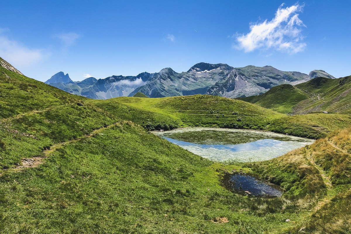 Lac du Montagnon d'Iseye en forme de coeur dans les Pyrénées en Vallée d'Ossau : les itinéraires