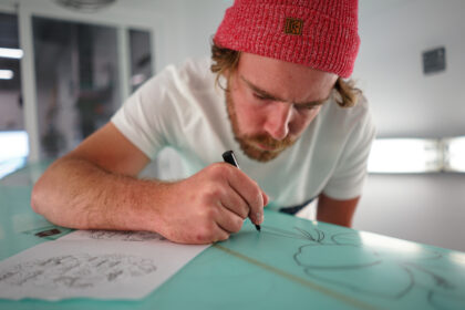 L'artiste Yann Hubert décore la Kinda Board réalisée à la Shaper House