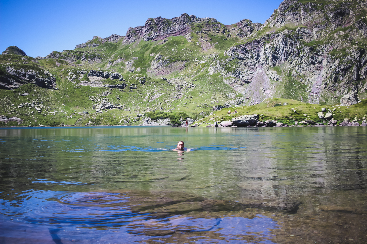 Bain lac montagne Randonnée des lacs d'Ayous dans les Pyrénées en Vallée d'Ossau