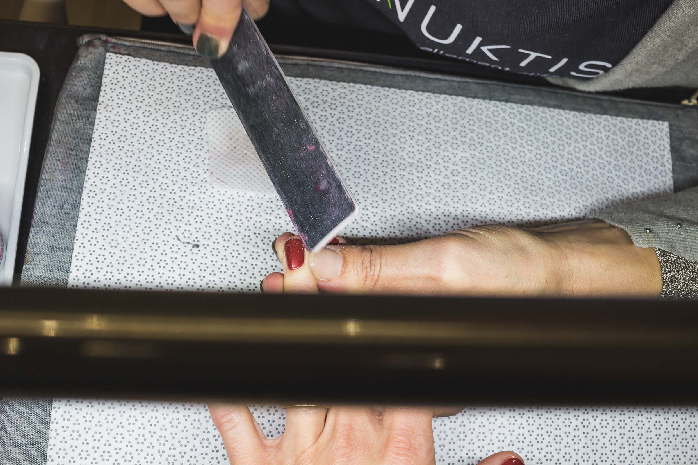 Pose de vernis à ongles semi-permanent au salon Nuktis à Biarritz avec le gel organique.