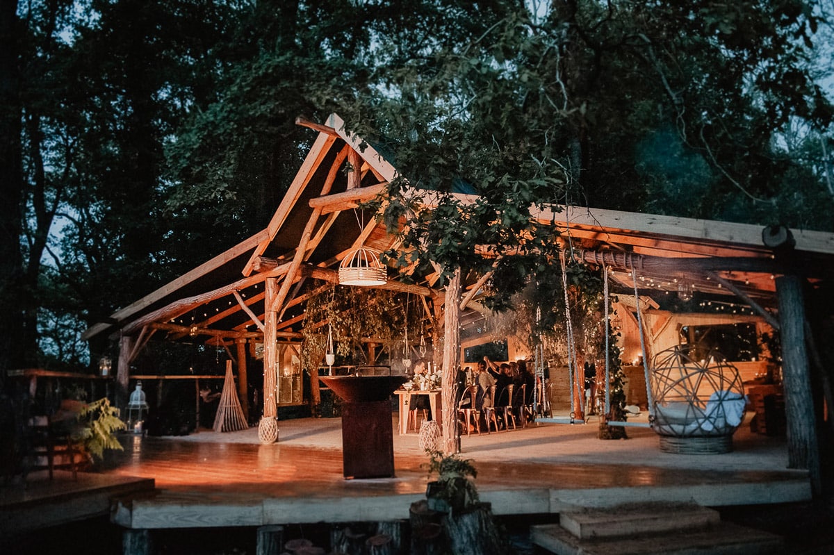 Logement insolite Coco Barn Wood Lodge à Angresse dans les Landes près de Hossegor : chambre hôte et mariage