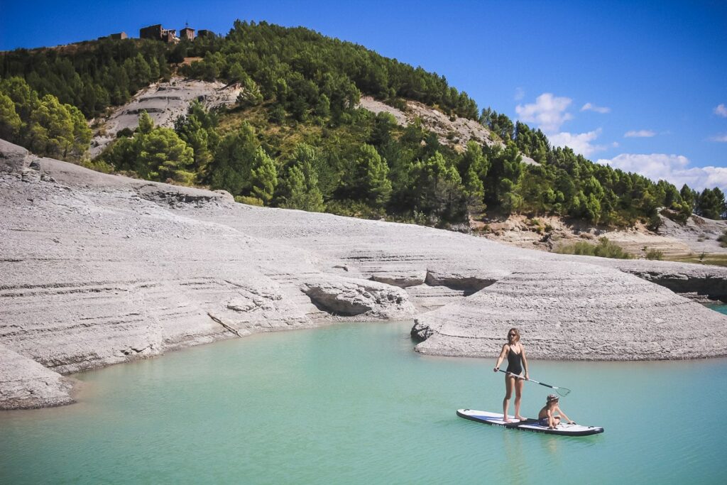 L&rsquo;eau turquoise du Lac de Yesa en Espagne