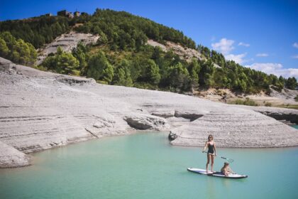 Stand-Up Paddle au Lac de Yesa et son eau turquoise en Espagne, entre l'Aragon et la Navarre aux portes des Pyrénées.