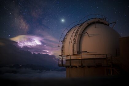 Nuit à l'observatoire astronomique du Pic du Midi de Bigorre dans les Pyrénées dans les étoiles.