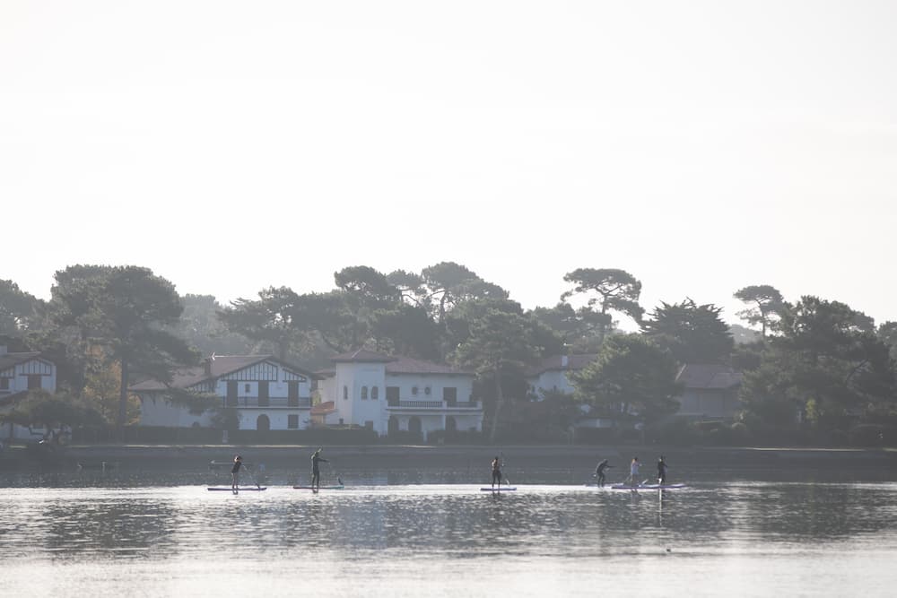 Stand Up Paddle Yoga pour le Roxy Active Week au Lac d'Hossegor pendant le Pro France 2021