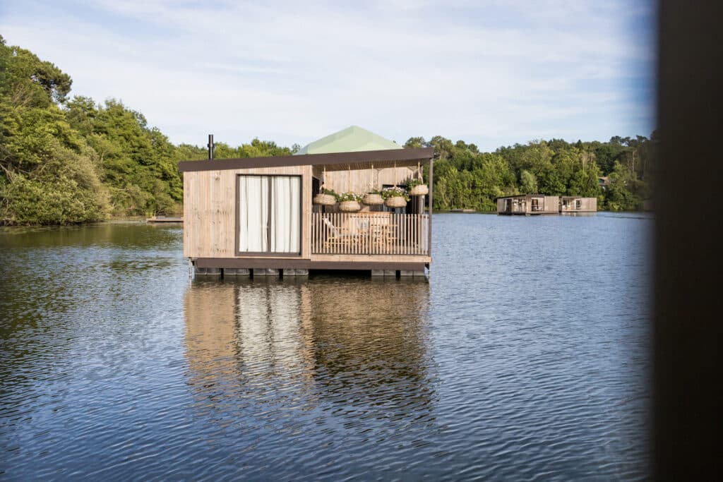 Nuit insolite en lodge flottant au Château de Brindos