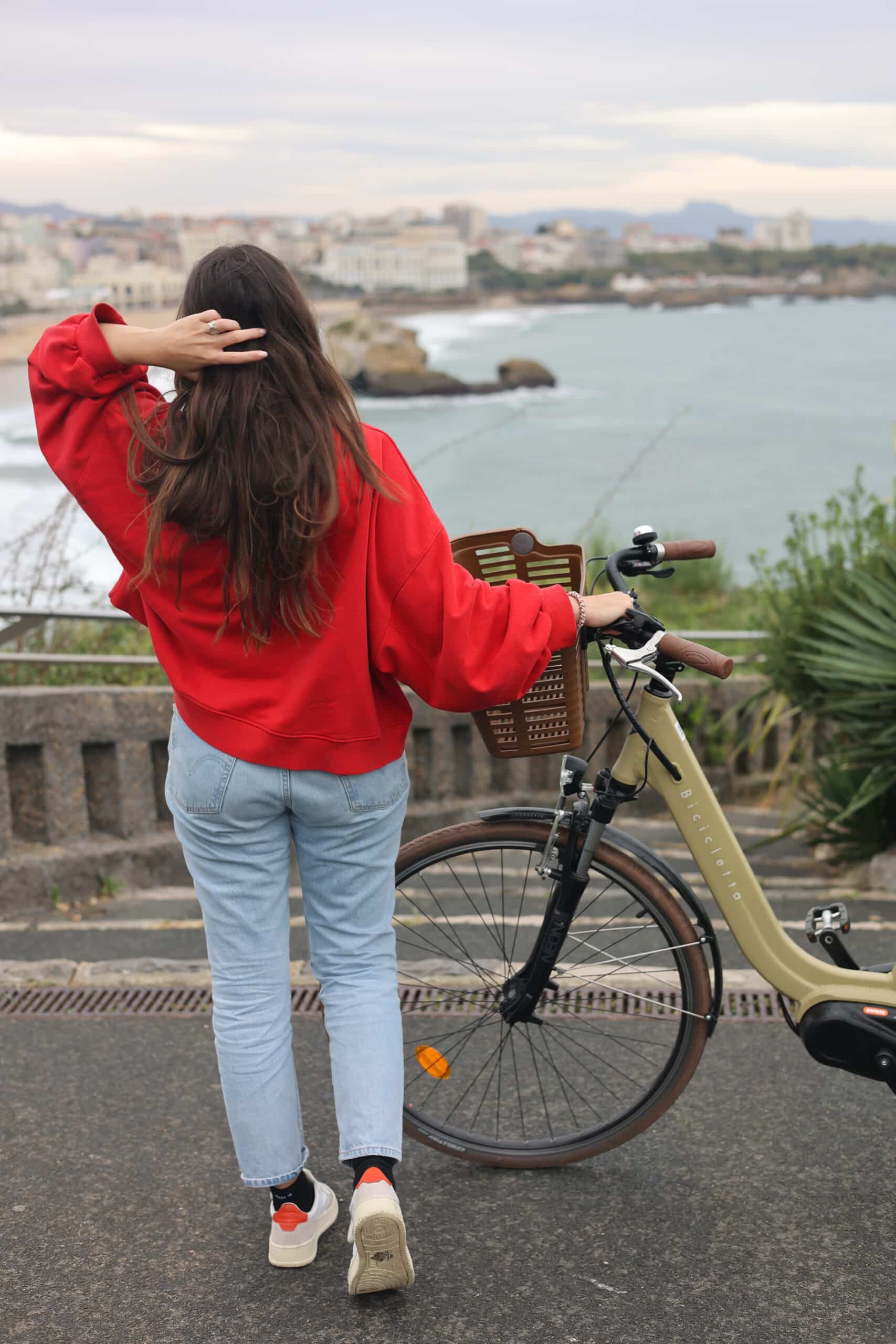 Bicicletta Anglet vue du phare de Biarritz fille de dos