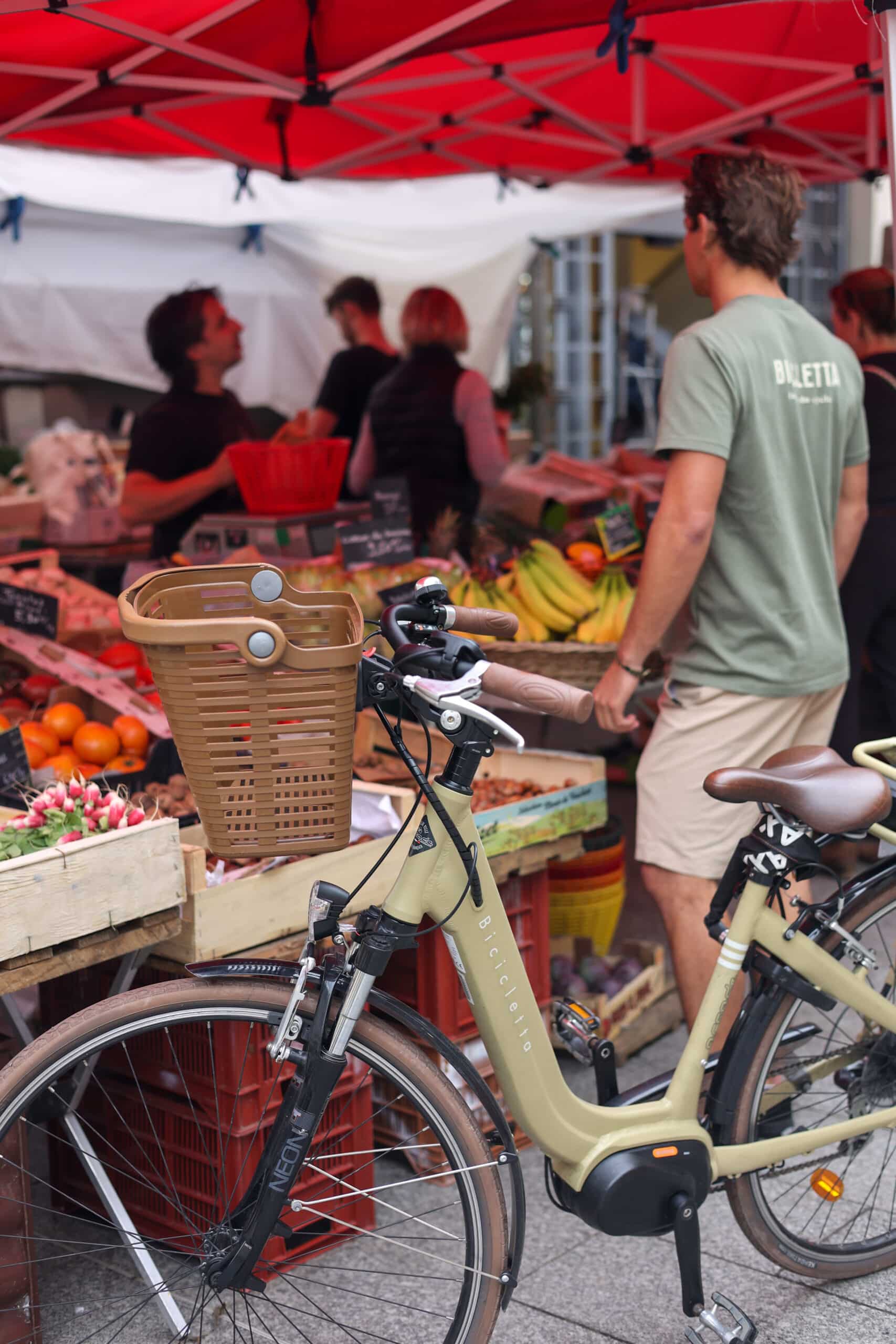 Bicicletta anglet marché halles biarritz fruits et légumes courses arrêt minute vélo