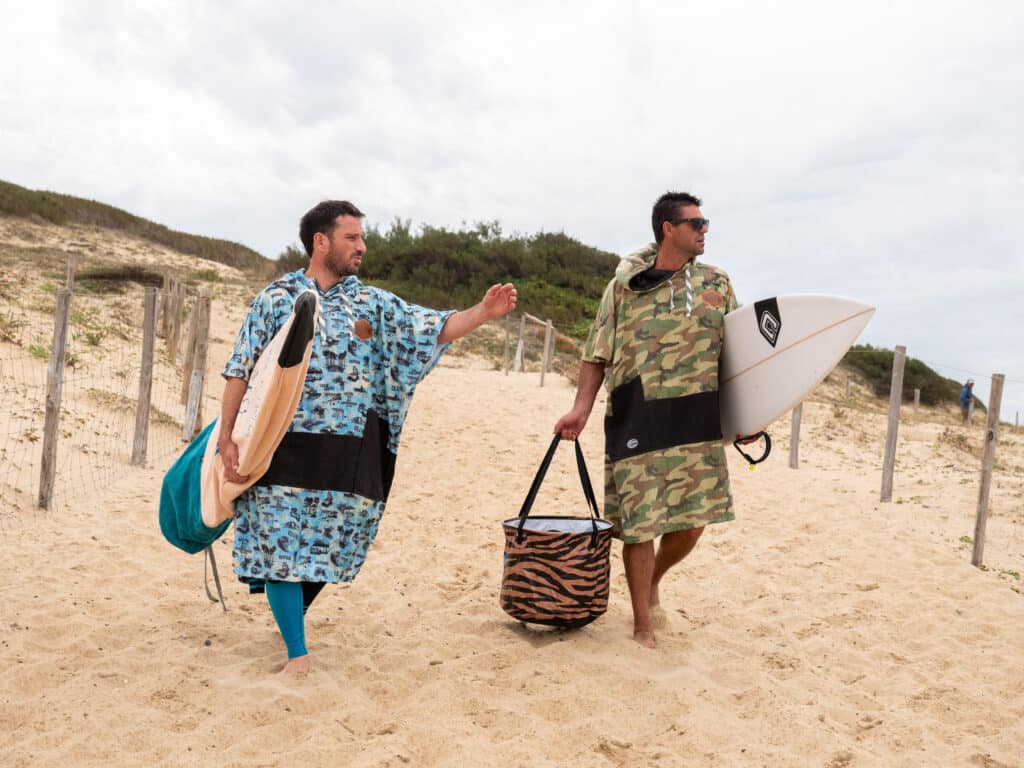 Surf hiver : poncho et sac étanche, les amis de vos sessions