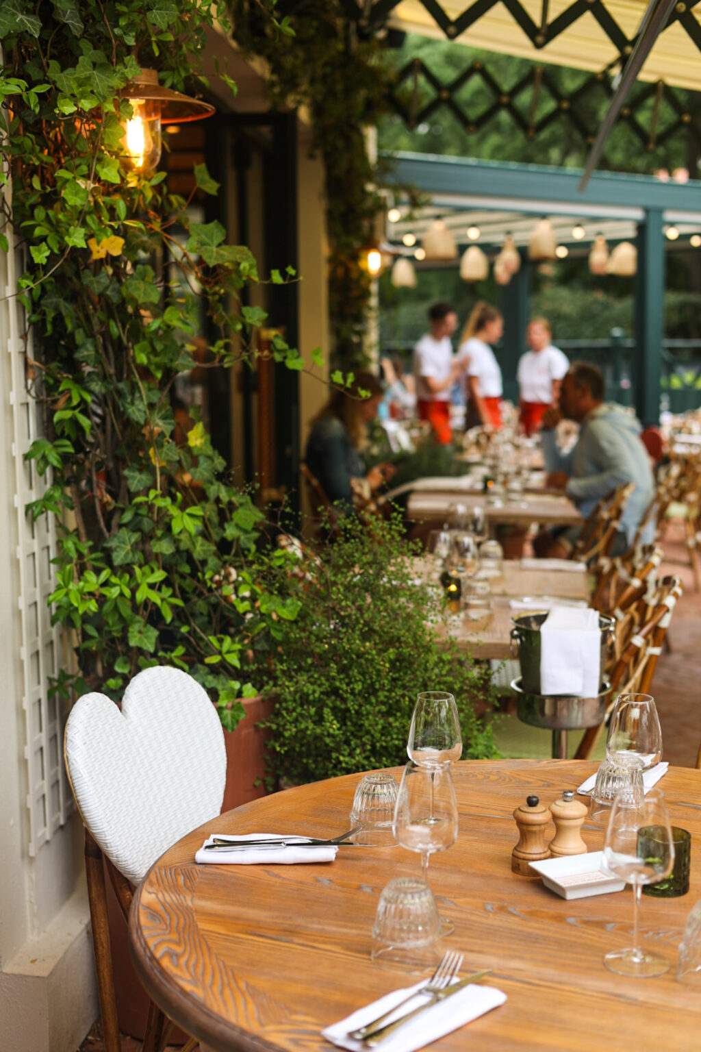 Terrasse table chaise le coeur joie brasserie familiale hossegor