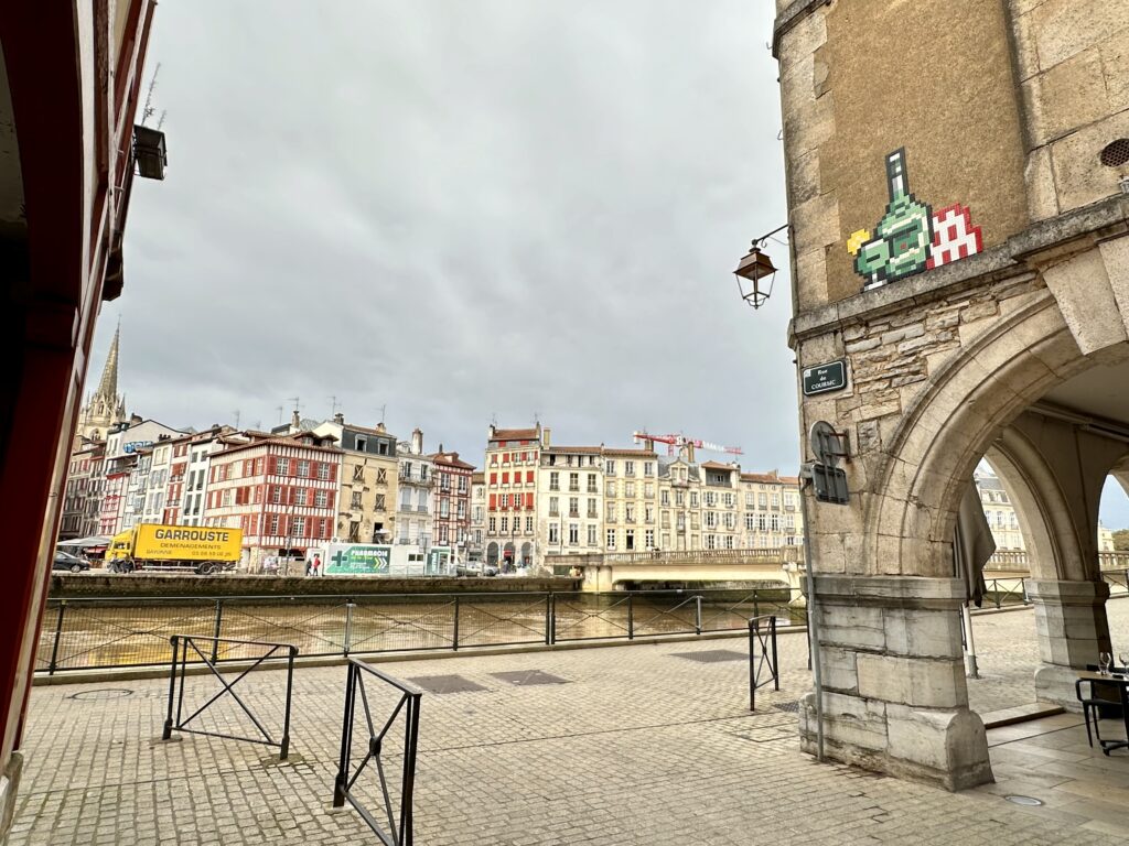 L&rsquo;artiste de streetart Invader a envahi le BAB avec 60 oeuvres en mosaïques !