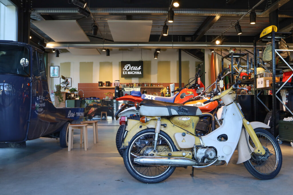 DEUS Ex Machina Hossegor : entre surf et belle mécanique