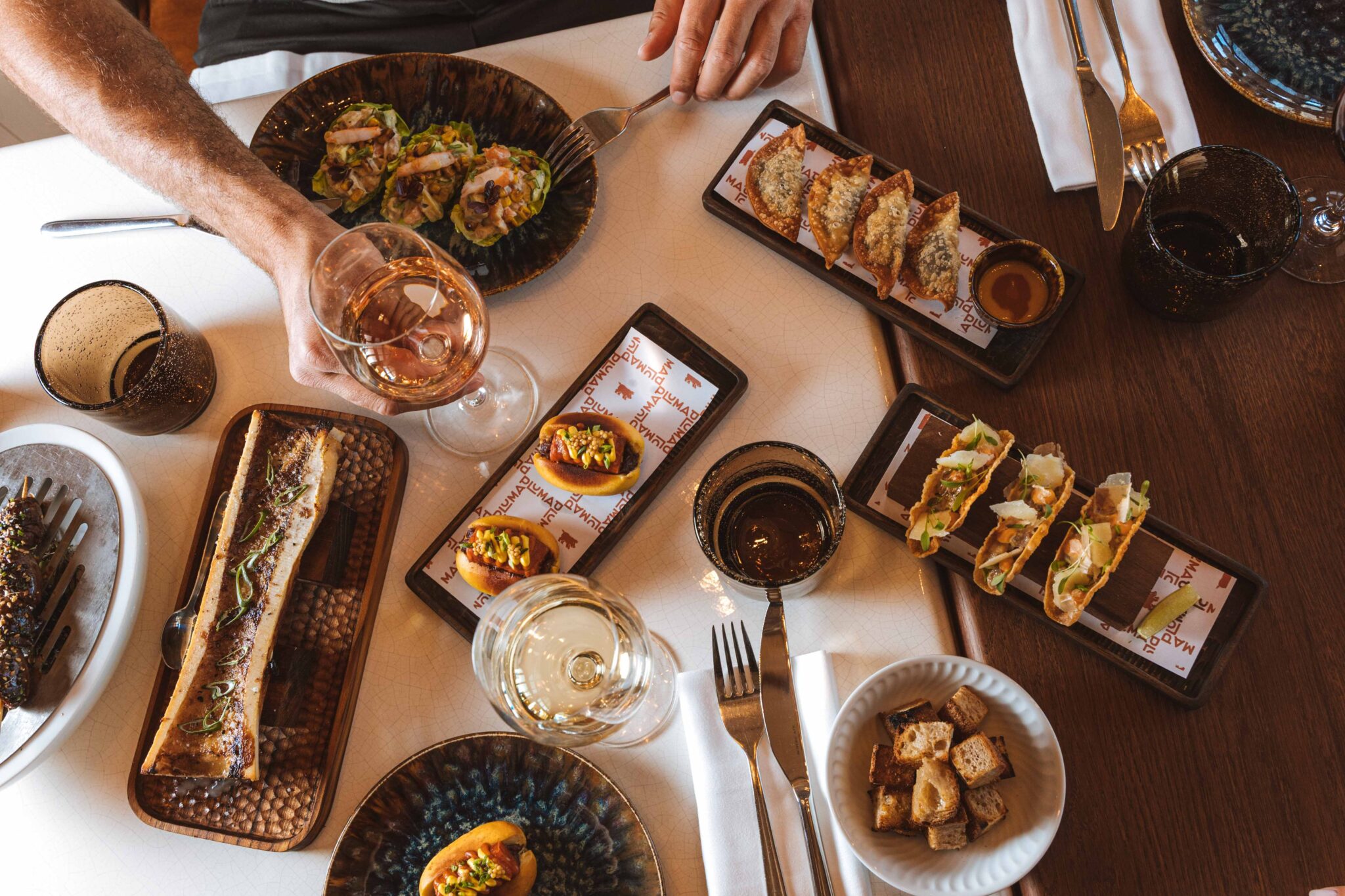 Pluma, le nouveau restaurant qui fait vibrer la place Clemenceau à Biarritz